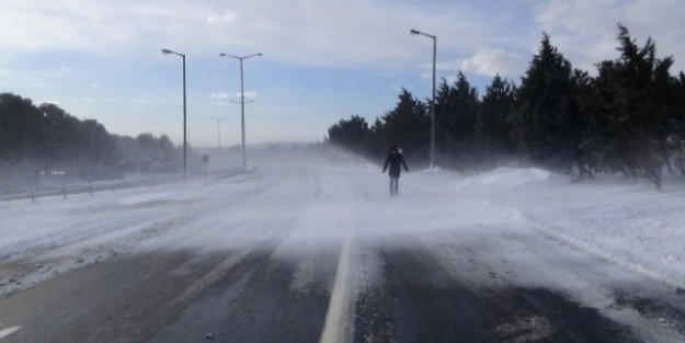 Silivri'de Buzlanan Yollar Sürücülere Zor Anlar Yaşattı