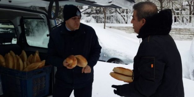 Karda Vatandaşa Yemek Ve Ekmek Dağıtıldı