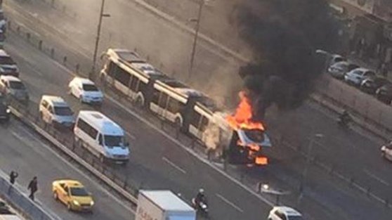 Metrobüs alev alev yandı