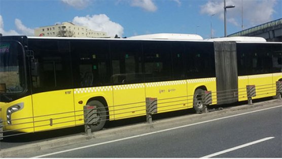 Metrobüs hattında akıl almaz kaza