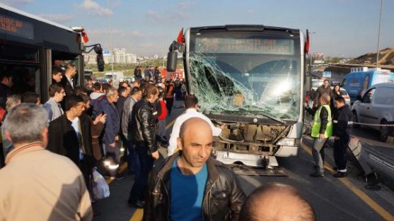 Metrobüs yolunda trafiği felç eden kaza