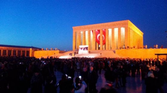 Anıtkabir’den yükselen 1915 barış feneri Ankara'yı aydınlattı