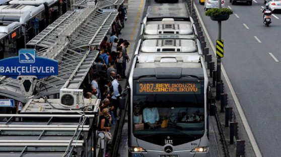 Metrobüs durağında taciz ve gasp