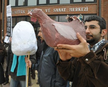 Üniversitelilerden kartondan tavuk ve yumurtalı protesto