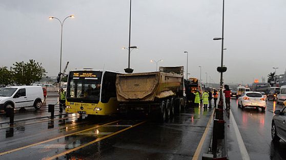 Metrobüs seferlerini durduran kaza!