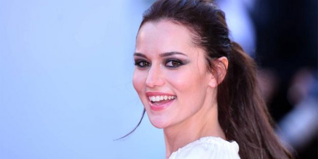 Fahriye Evcen Cannes'da göz doldurdu