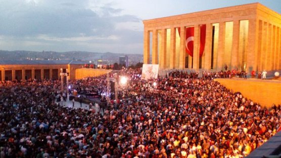 Anıtkabir'de binlerce kişi!