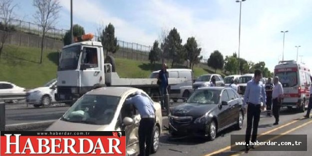 Çarpışan İki Otomobil Metrobüs Yoluna Girdi: 4 Yaralı