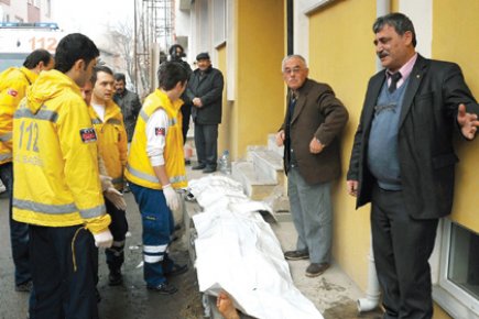 Eşinden ve iki çocuğundan soba gazı ayırdı