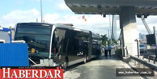 Boğaziçi Köprüsü Çıkışında Metrobüs Bariyerlere Çarptı