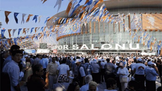 AKP kongresi için binlerce kişi Arena'da