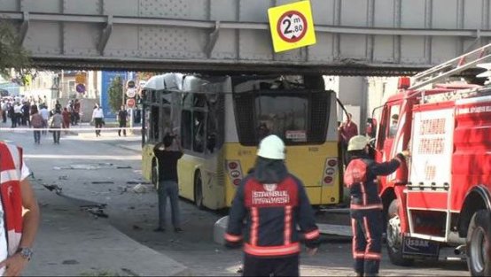 İETT otobüsü üst geçide çarptı: 26 kişi yaralandı