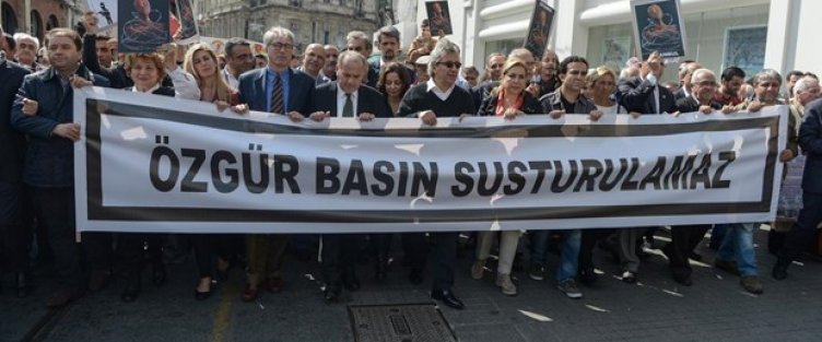 Gazetecilerden protesto yürüyüşü