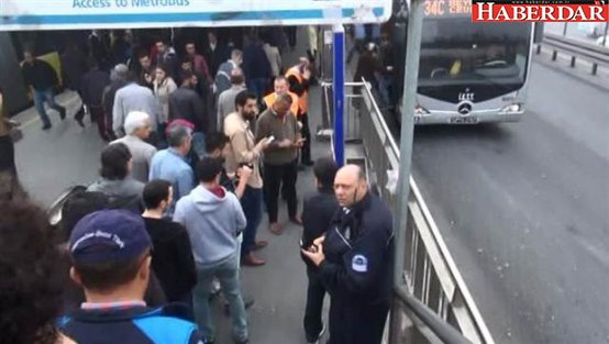 Avcılar'da metrobüs durağında hareketli anlar