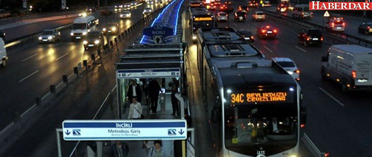 Seyyar satıcıları kovalayan polise metrobüs çarptı