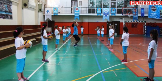 1000'DEN FAZLA ÖĞRENCİ VOLEYBOLU TERCİH ETTİ