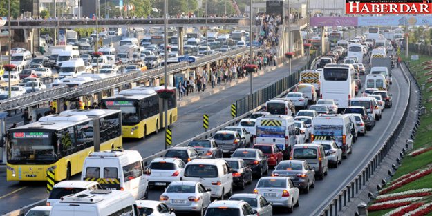 Okulların Açıldığı İlk Gün İstanbul Trafiğe 'Merhaba' Dedi