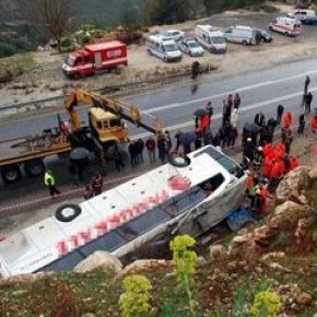 Yolcu otobüsü devrildi: 5 ölü, 38 yaralı