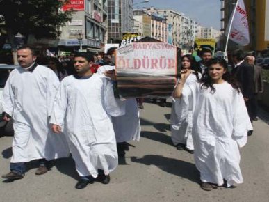 Nükleer karşıtları kefen giyip tabut taşıdı