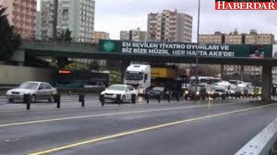 TIR üst geçide takıldı; İstanbul'da trafik felç...