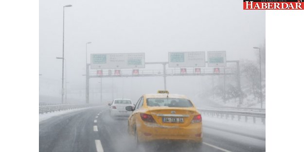 İstanbul'da yağan kar yağışı etkili olmaya devam ediyor.