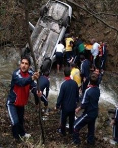 İmdatlarına futbolcular koştu