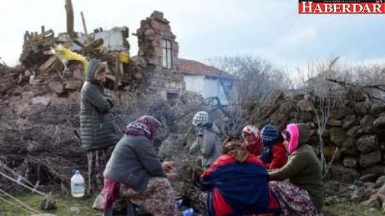 Deprem bölgesinde 954 yapı hasar gördü