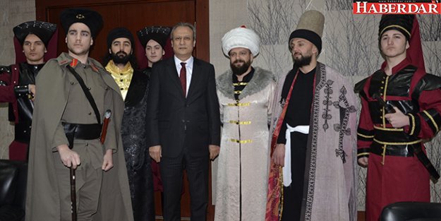 Tiyatrocu Solmaz, Fatih Sultan Mehmet Kostümüyle Davetiye Dağıttı