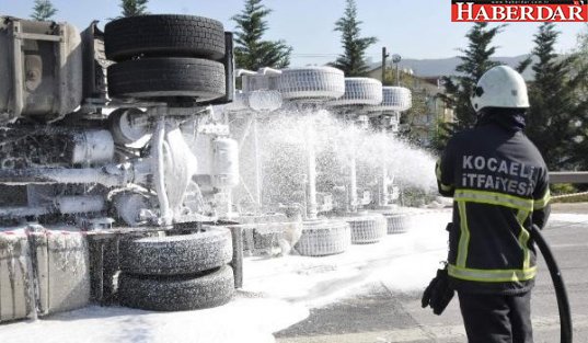 TEM'de oksijen yüklü tanker devrildi