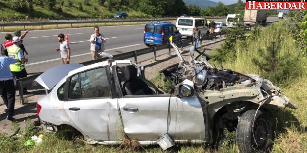 Tıra Çarpan Otomobil Parçalandı: 4 Ölü