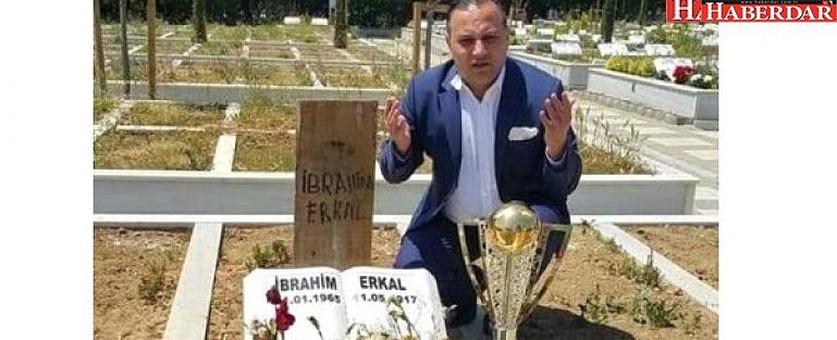 Erzurumspor Başkanı, Şampiyonluk Kupasını İbrahim Erkal'ın Mezarına Götürdü