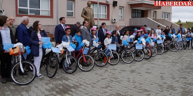 Başkan Akgün, okul birincilerini bisikletle ödüllendirdi