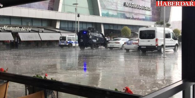 AVM'de Bomba Alarmı! Giriş Çıkışlar Kapatıldı