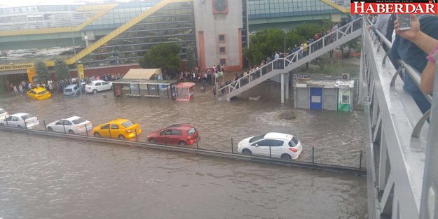 İstanbul yağmura teslim: Araçlar yolda kaldı, trafik felç!