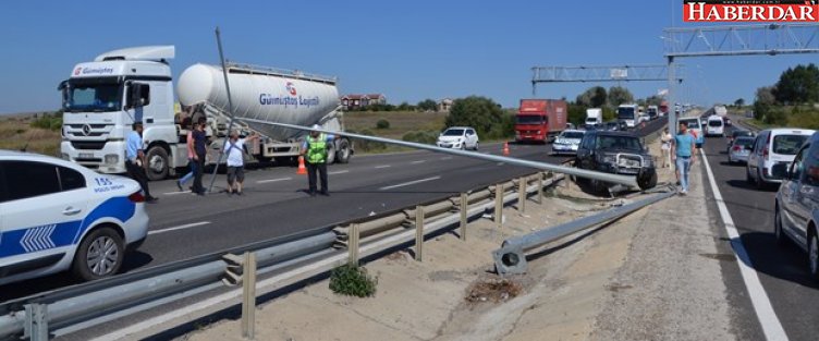 Yola Devrilen Direk Trafiği Aksattı