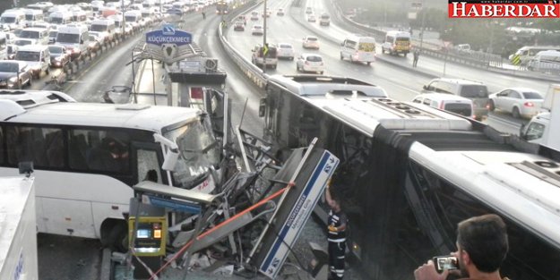 Küçükçekmece'de Servis Minibüsü Metrobüs Durağına Girdi: 3 Yaralı