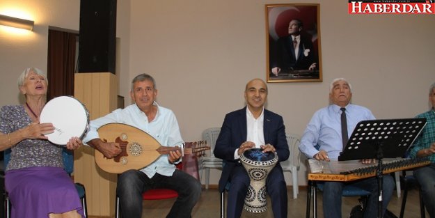 Başkan Kerimoğlu, Atatürk'ün sevdiği şarkıları söyledi