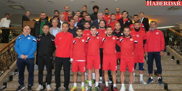 Başkan Cem Kara’dan futbolculara moral ziyareti