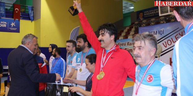 Voleybol’da Şampiyon Ruhsat Denetim Müdürlüğü Oldu