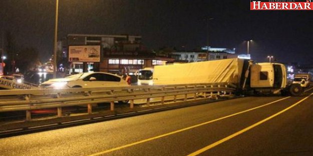 Metrobüs yoluna TIR devrildi: Yaralılar var