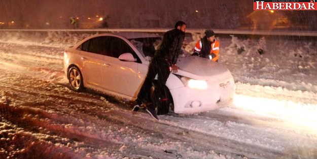 Bolu'da Kar Kalınlığı 50 Santimetreyi Buldu! İlk Kar Tatili Düzce'den Geldi