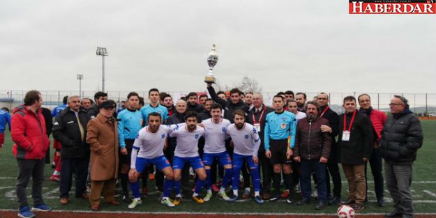 Şampiyon Büyükçekmece Belediyespor kupasını aldı!