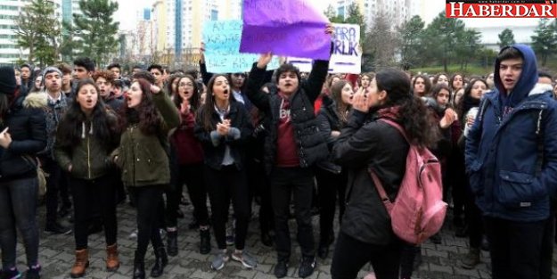 Okul önünde taciz protestosu