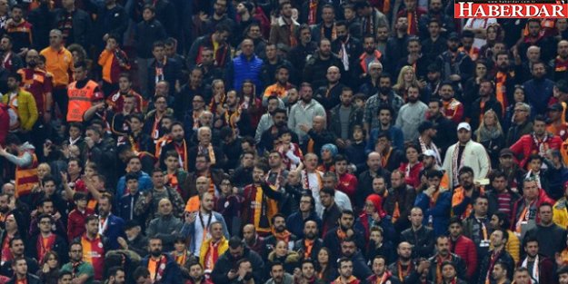 Galatasaraylı Taraftarlar, beIN Sports Spikerine Saldırdı