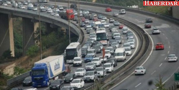 İstanbul'da trafiği kilitleyen kaza!