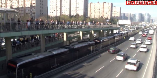 İstanbullular Şaşkına Döndü! Metrelerce Metrobüs Kuyruğu Oluştu