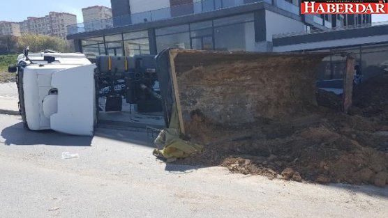 Beylikdüzü'nde Hafriyat Kamyonu Devrildi