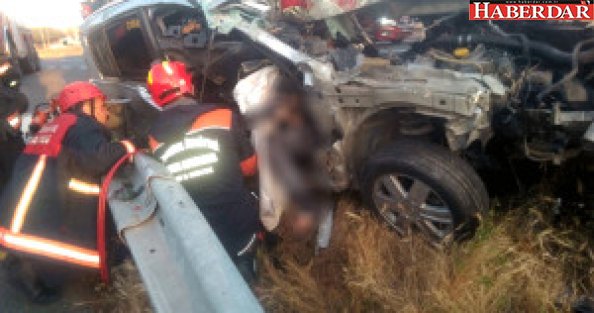 Silivri'de Feci Kaza! Otomobil Bariyerlere Saplandı, Cansız Bedeni Araçta Sıkıştı