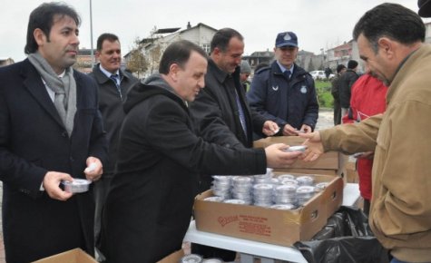 Silivri'de Belediye 10 bin aşure dağıttı