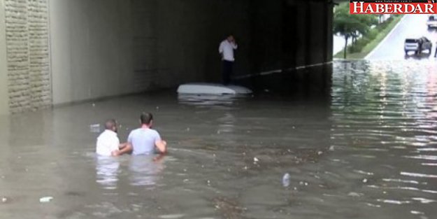 Araçlar alt geçitte mahsur kaldı